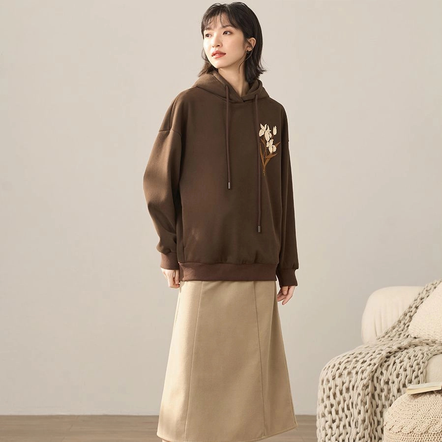 茵曼 植物绣花宽松连帽卫衣 女款 咖啡色