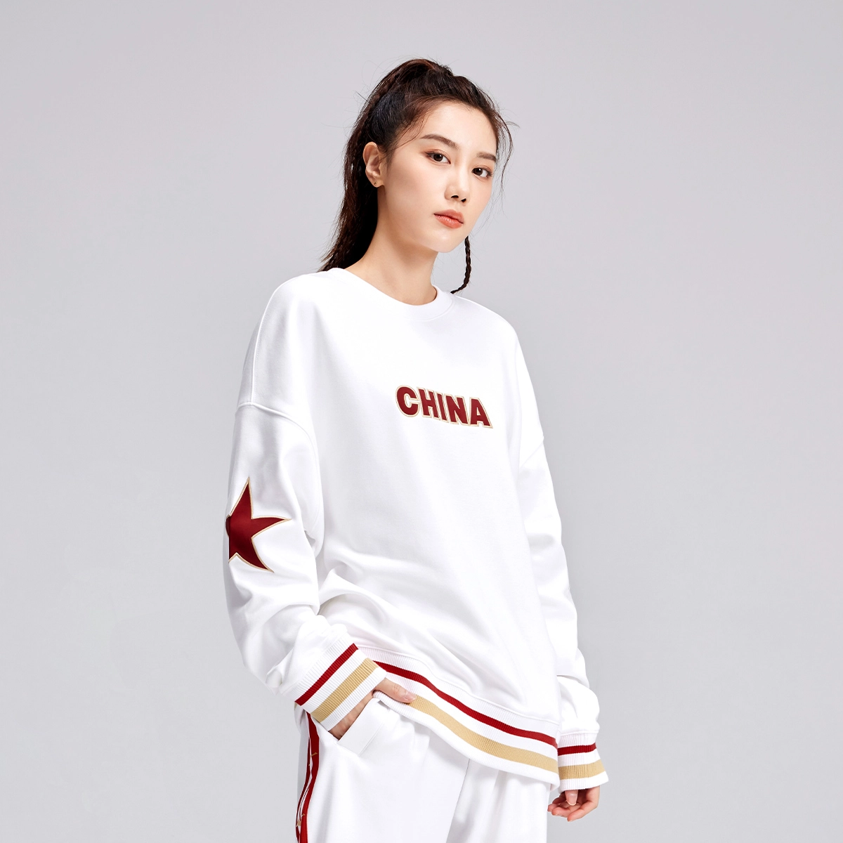 鸿星尔克 鸿耀中国 中国字母星星印花休闲运动圆领套头长袖卫衣 男女同款 正白