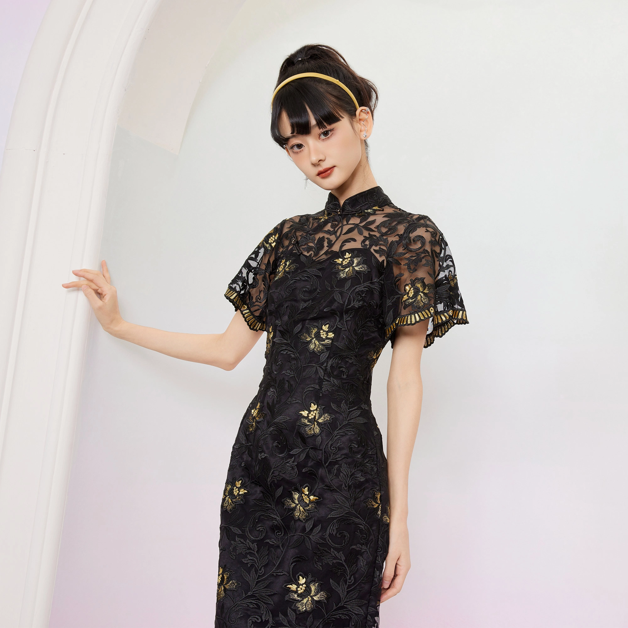 槿爷东方 黑叶金线荷花绣单斜襟花边袖旗袍 女款 黑色