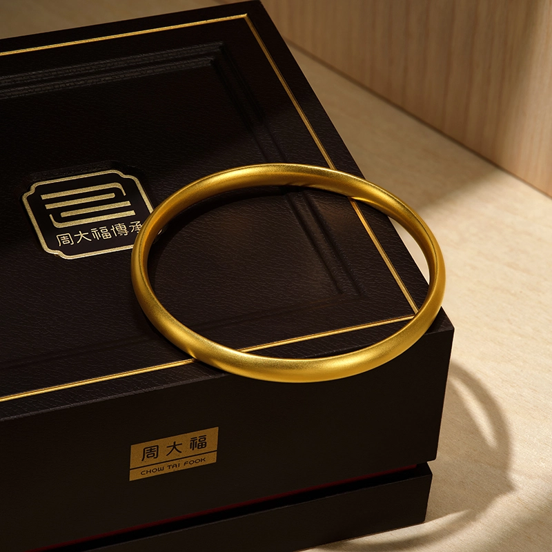 周大福 经典传承系列婚嫁福镯简约素圈 足金 黄金手镯 女款