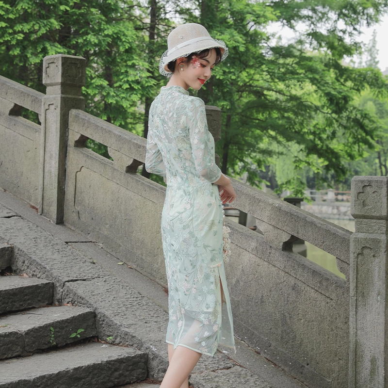 槿爷东方 碧藤刺绣波浪襟七分袖长旗袍 女款 浅绿色