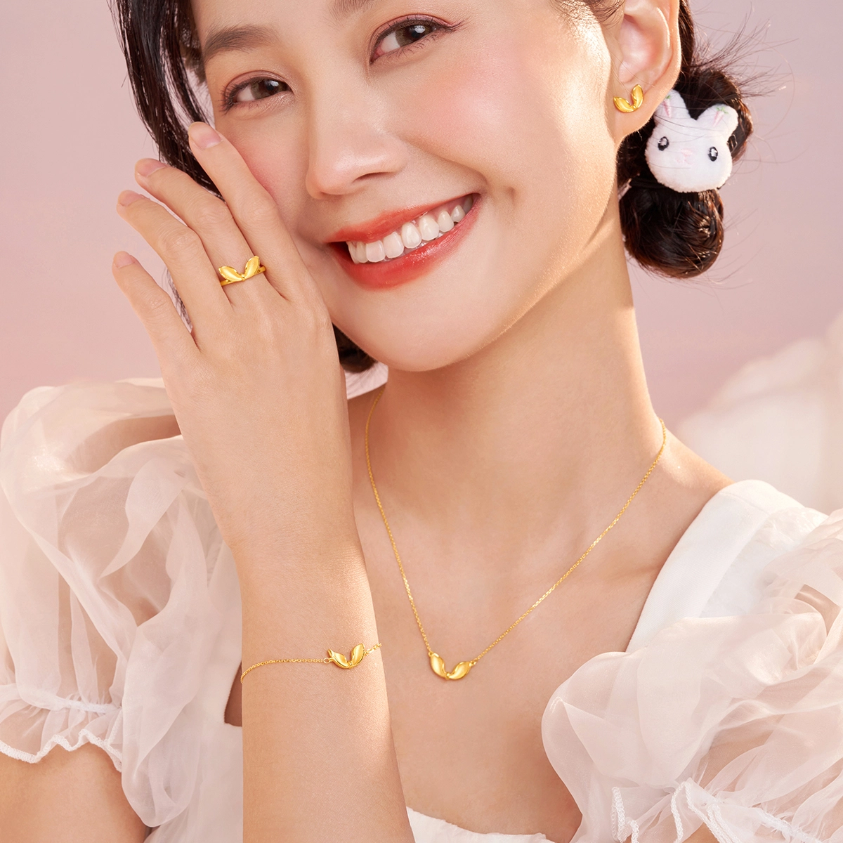 周大福兔年生肖系列新款可爱兔耳朵足金黄金光沙手链女