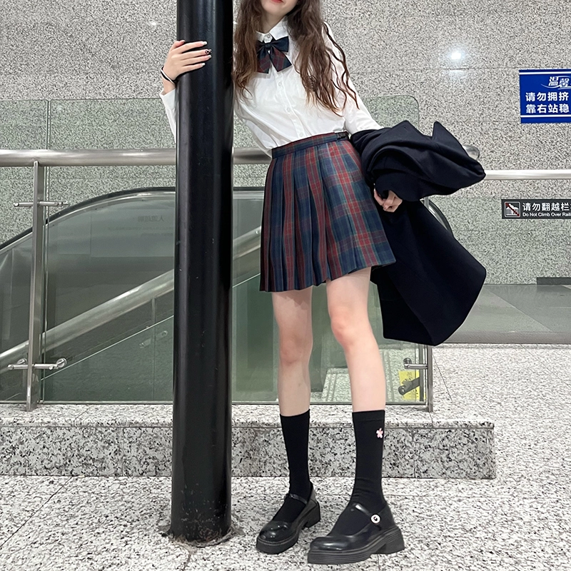 东鲸岁时记 经典学院风格纹百褶短款半身裙 圣诞红格
