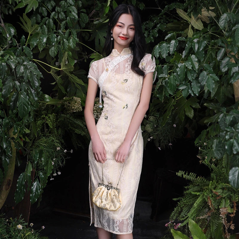 槿爷东方 金盏花黄竖纹小桂花刺绣连肩袖花边旗袍 浅杏色