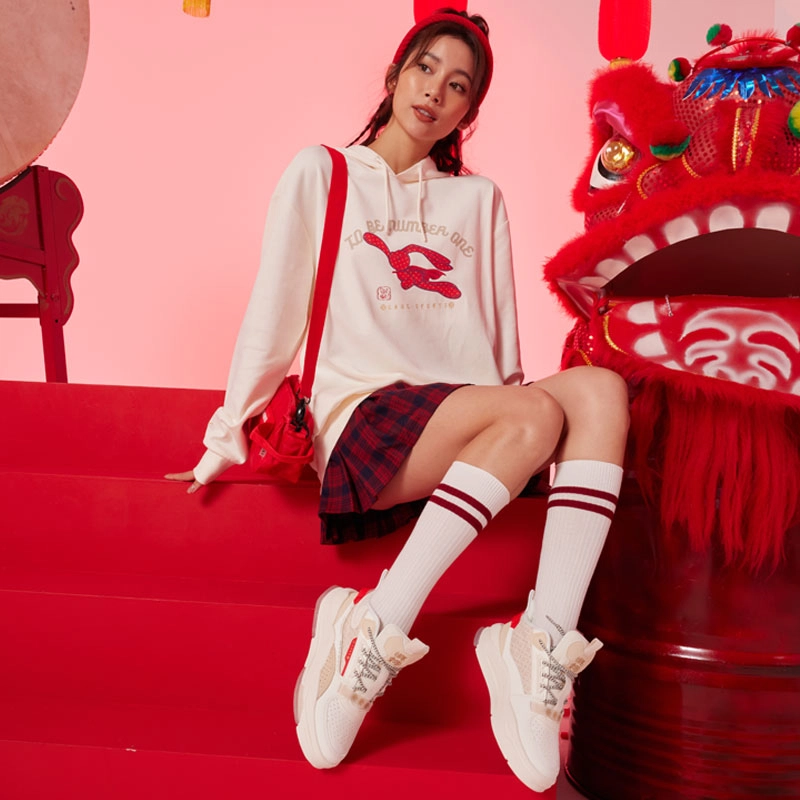 鸿星尔克 兔飞猛进/新年款 生活系列 卡通字母印花休闲运动宽松套头连帽卫衣 男款 冰川白