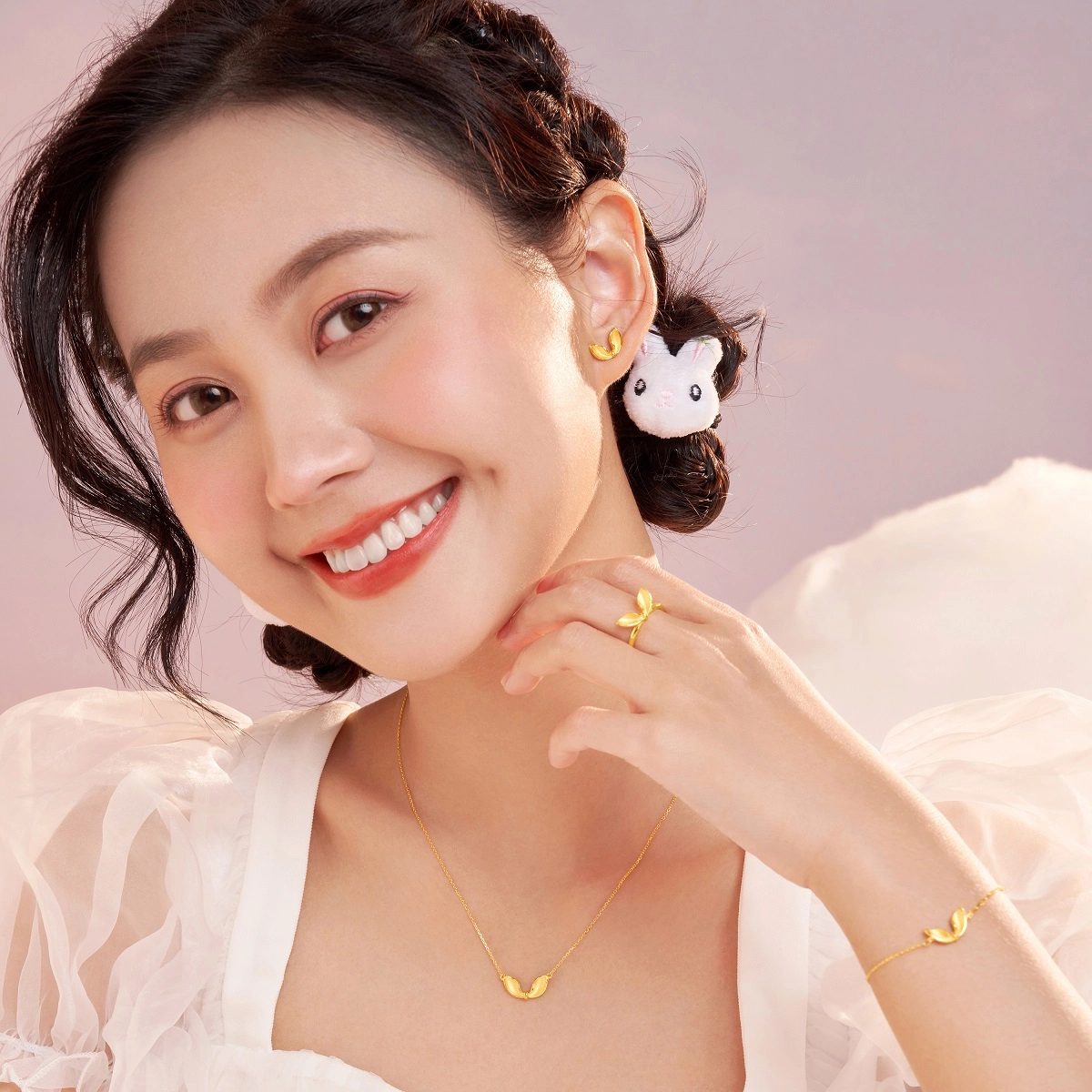 周大福兔年生肖系列新款可爱兔耳朵足金黄金光沙手链女