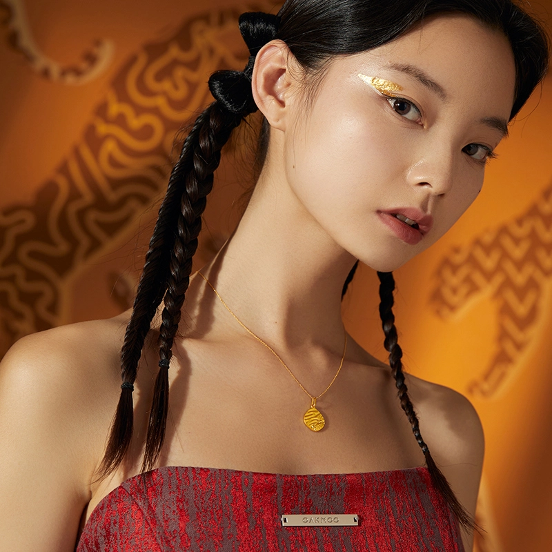 周六福 生肖虎本命潮人虎牌 黄金 按克计价 黄金吊坠 女款 可配项链单吊坠不含链
