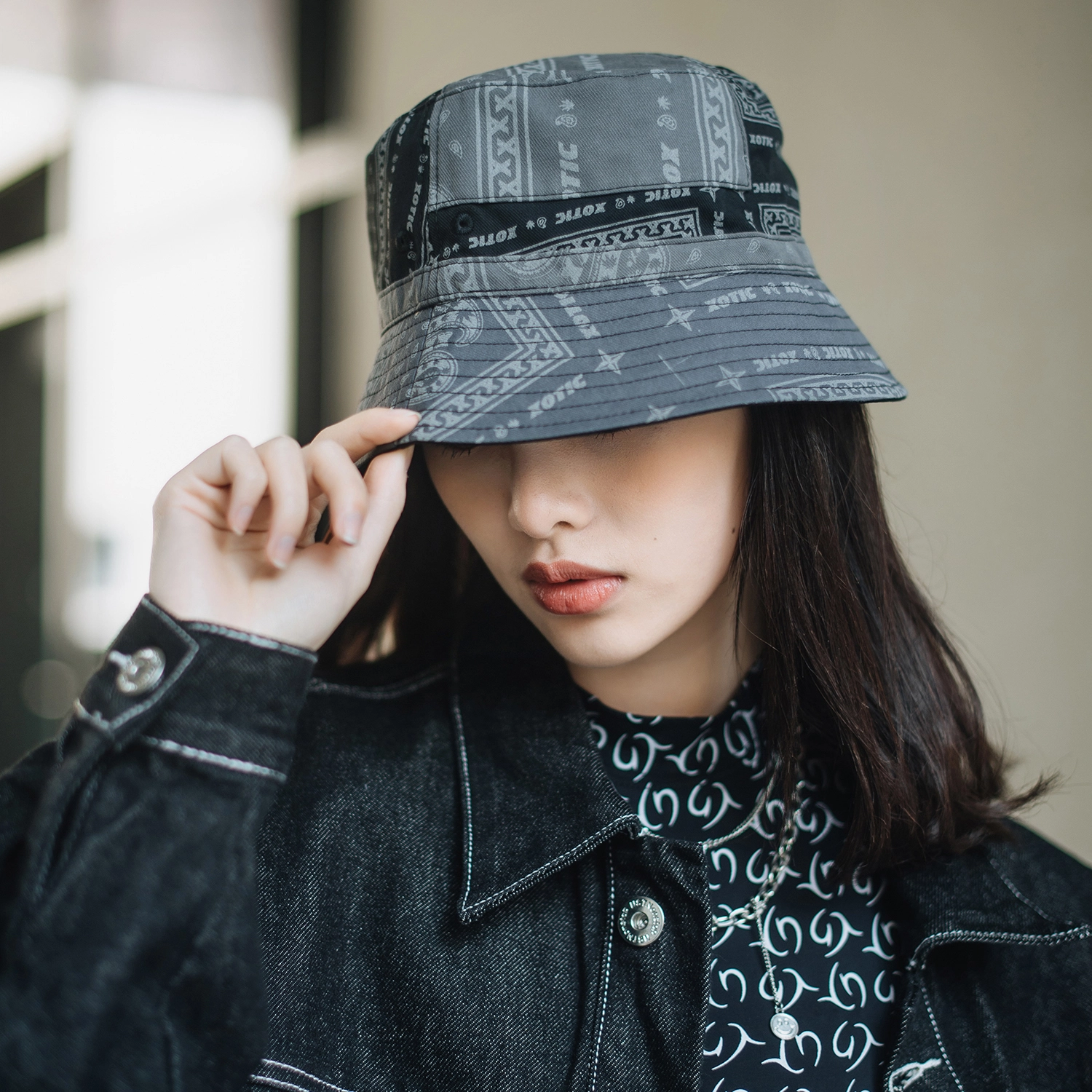 Xotic Reflective Paisley