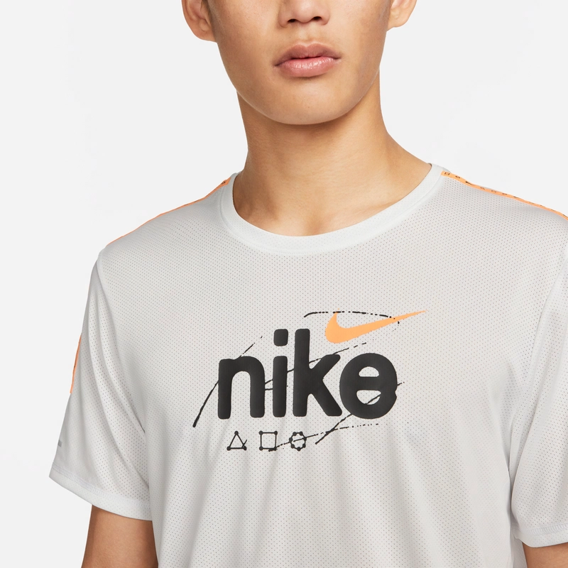 Nike Dri-Fit Miler D.Y.E. LogoT
