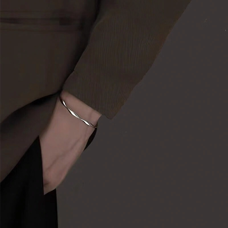 925