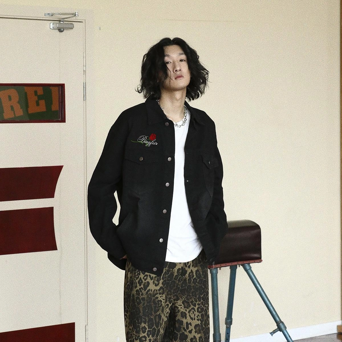 冰飞 美式复古学院风高级感玫瑰字母万针刺绣图案宽松休闲舒适水洗做旧工装多口袋夹克衣服潮牌潮流时尚百搭重磅牛仔外套 男女同款