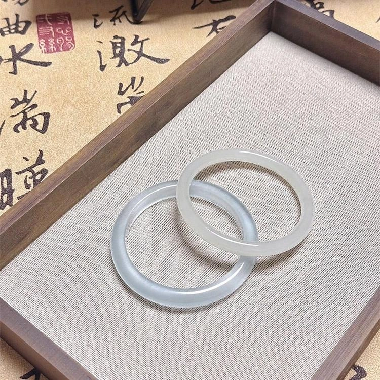 正大福 烟灰色美人镯 新中式国风透亮清冷感闪耀旗袍汉服婉约清丽精致可爱优雅气质日常百搭首饰 玻璃猫眼 手镯 女款
