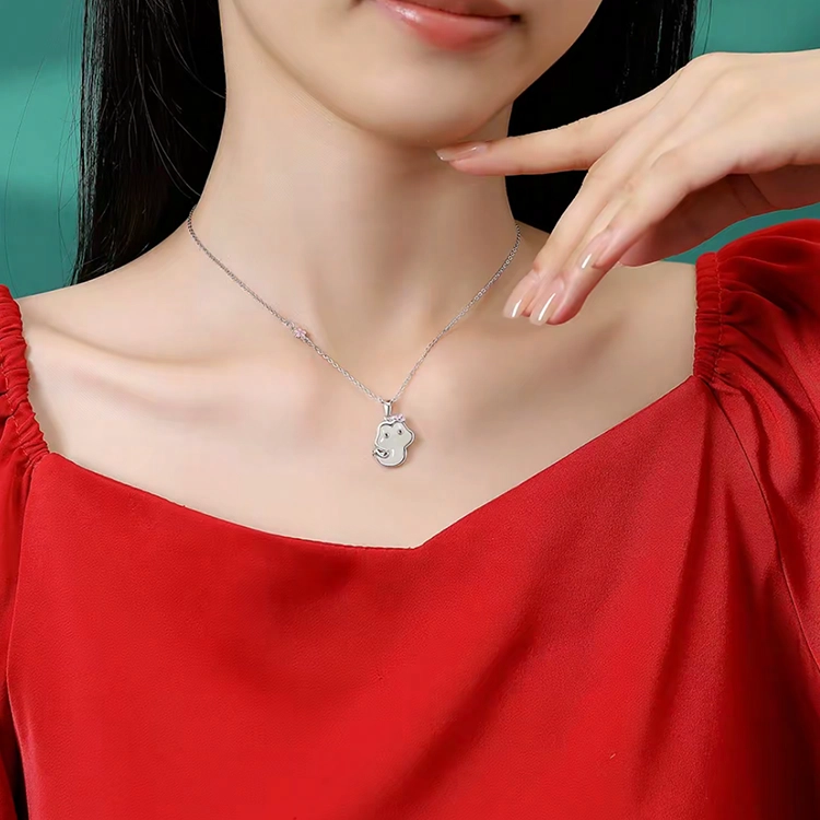 【赠手机贴】 正大福 巳蛇萌宠 本命年生肖蛇童趣新中式国潮转运小众设计清新森系温柔元素灵动锁骨链#好运 项链 青玉 女款