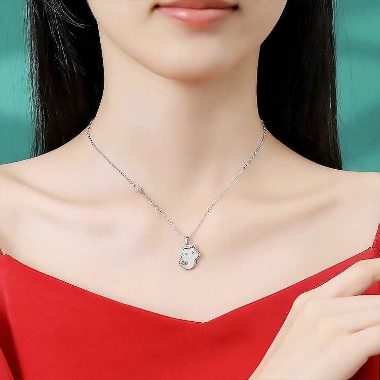 【赠手机贴】 正大福 巳蛇萌宠 本命年生肖蛇童趣新中式国潮转运小众设计清新森系温柔元素灵动锁骨链#好运 项链 青玉 女款
