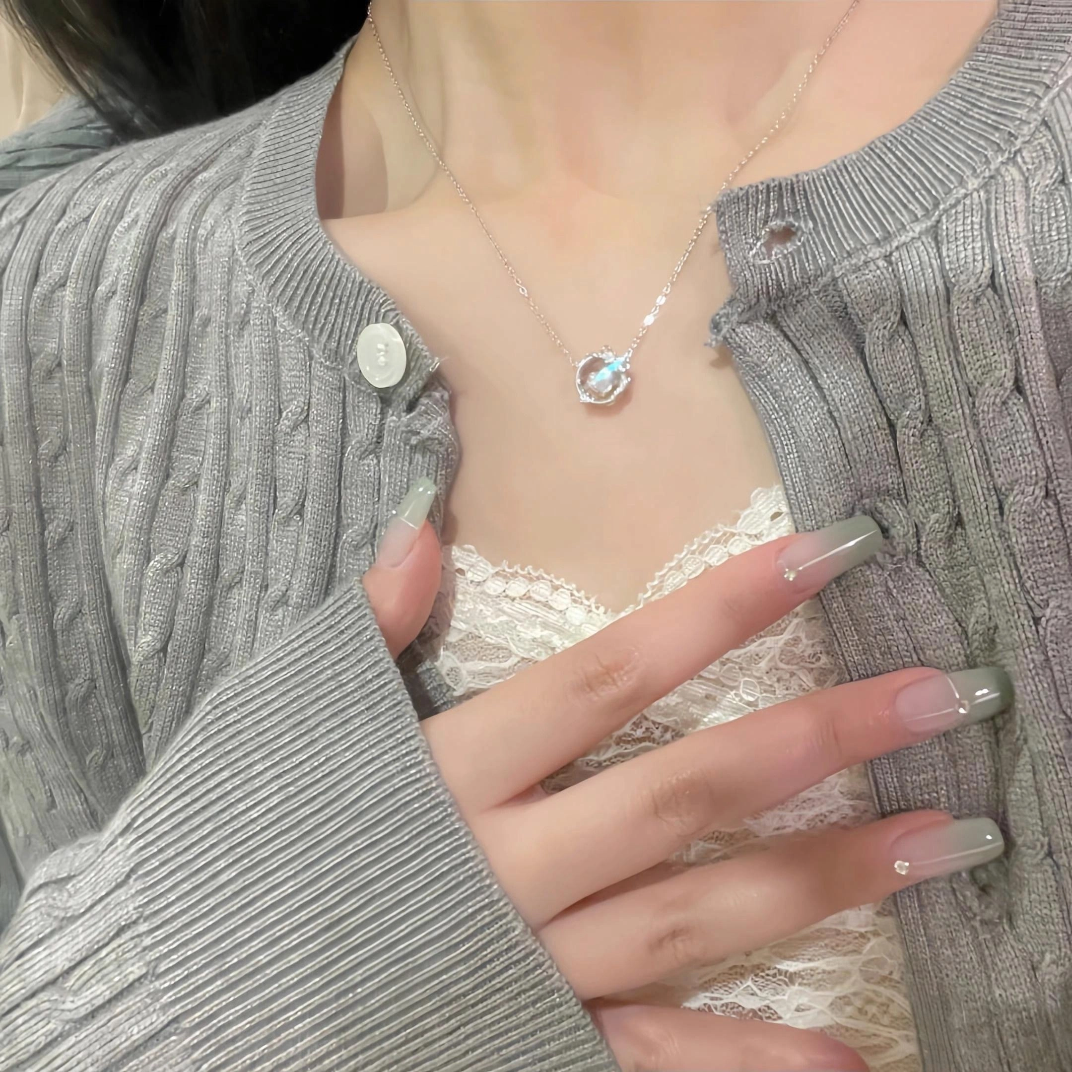 925