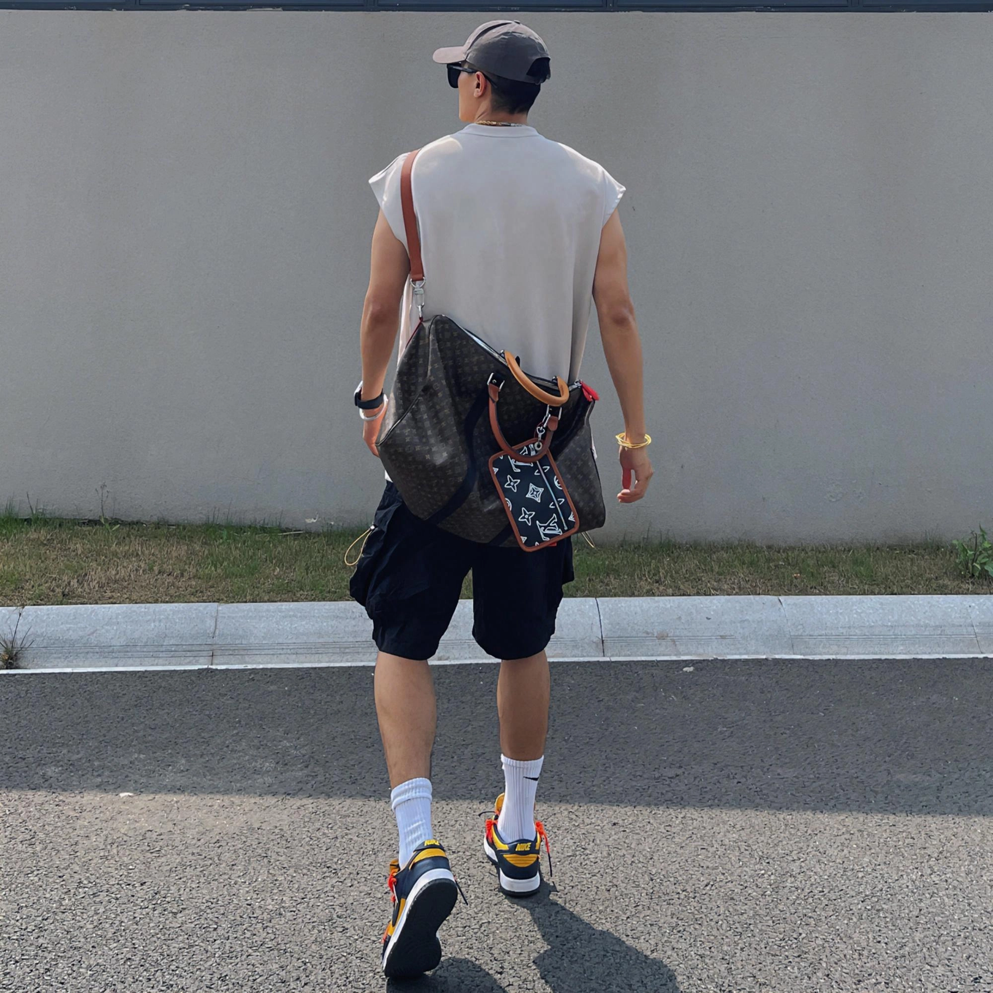 URBAN AUTHENTIC T