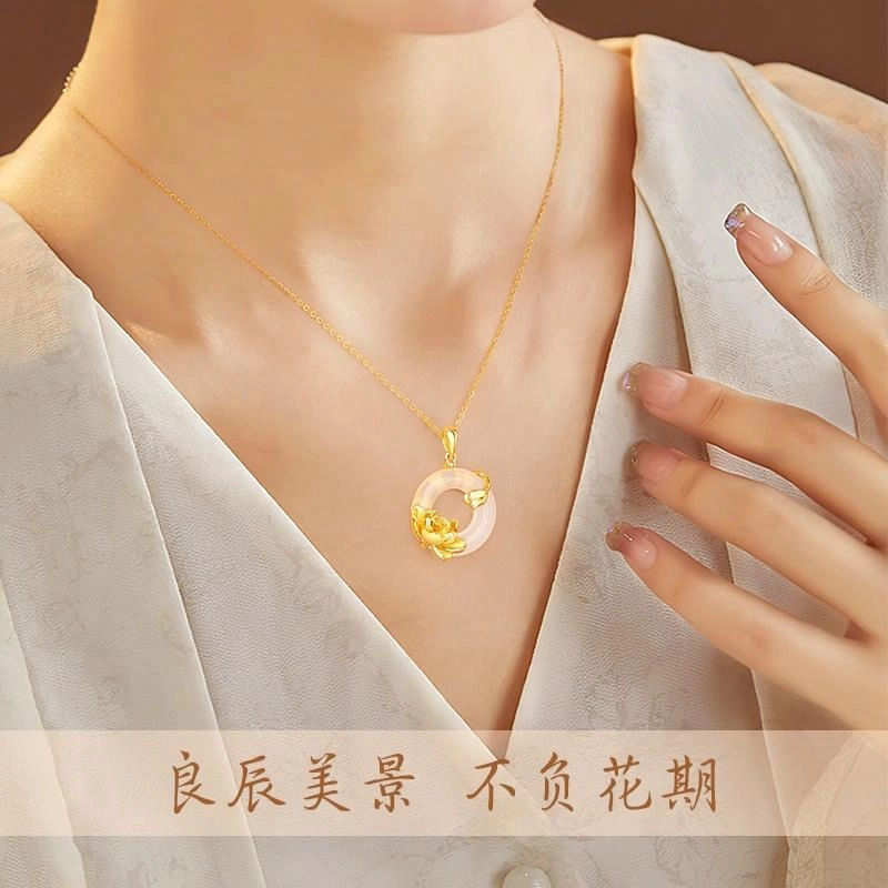 【好运连连】中国黄金 珍·尚银 水仙平安扣 凌波玉立吊坠 妈妈 新中式事事如意平安喜乐锁骨链礼盒装 轻奢小众质感 女友 玉髓 项链 女款
