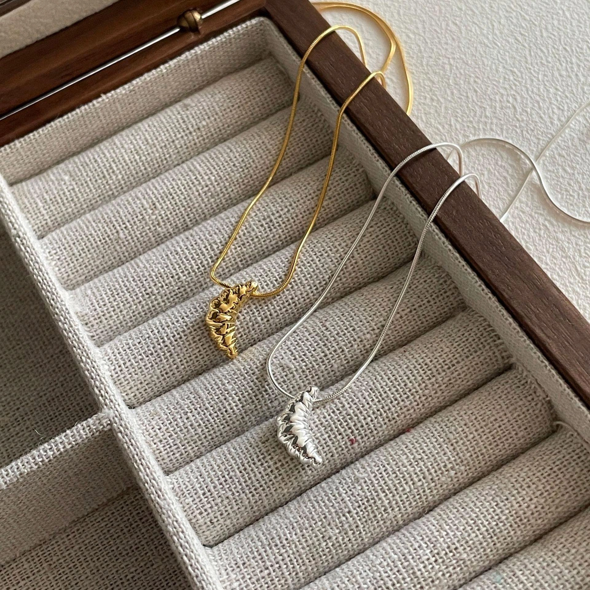 925