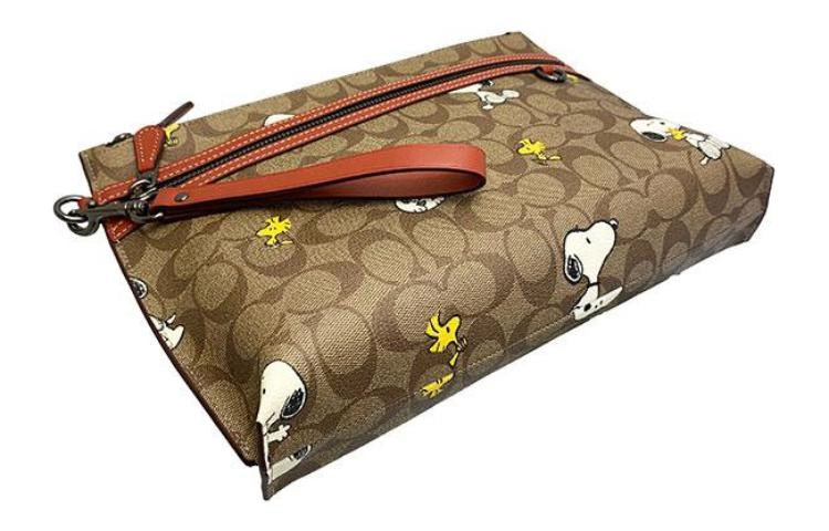 COACH x Peanuts Snoopy Pouch 29