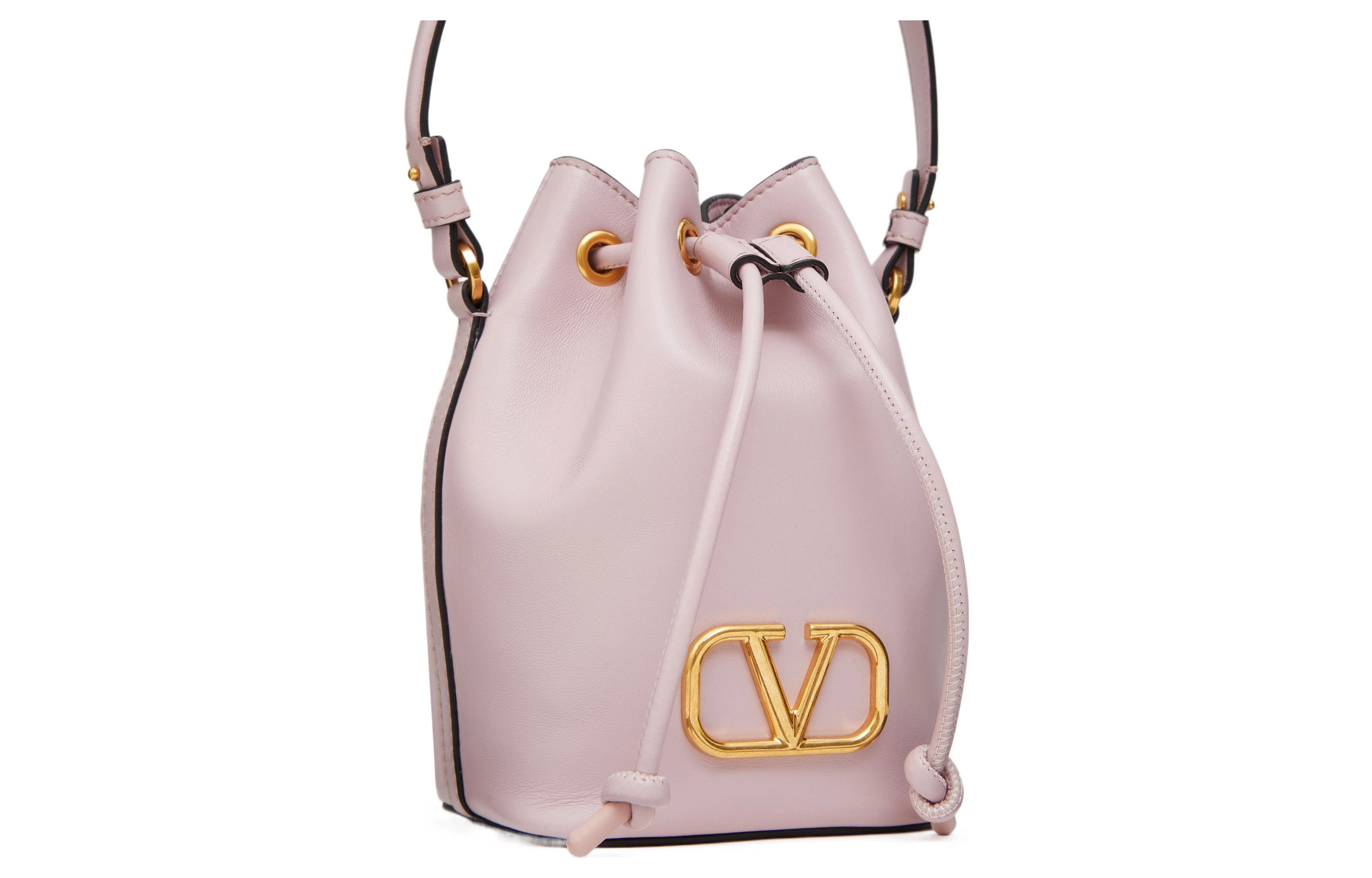 Valentino Vlogo Signature