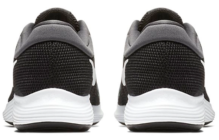 Nike REVOLUTION 4