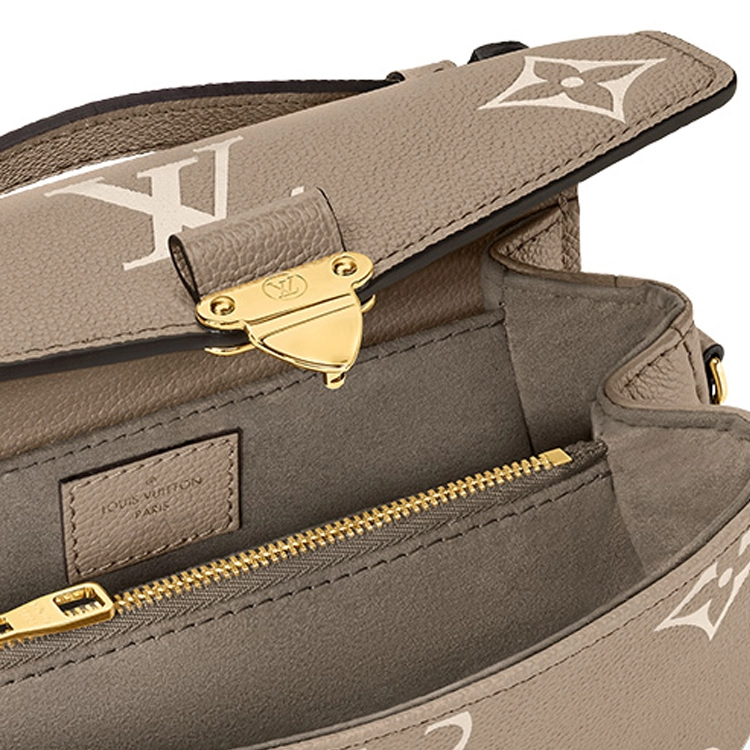 LOUIS VUITTON Pochette Metis East West