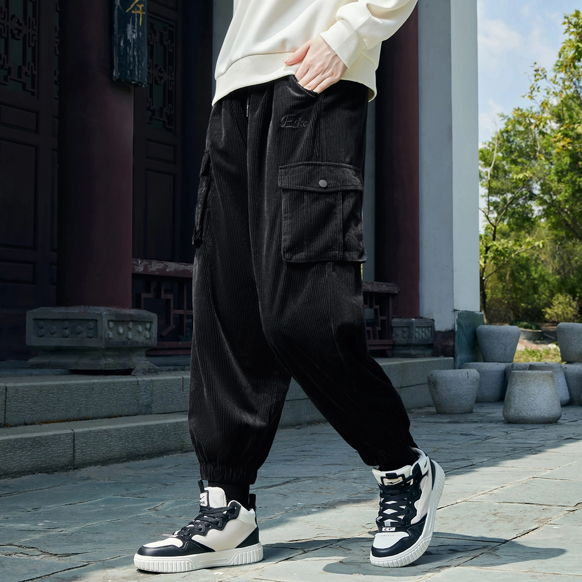 鸿星尔克 嫦娥奔月 字母印花系带休闲束脚灯芯绒休闲裤 女款 正黑