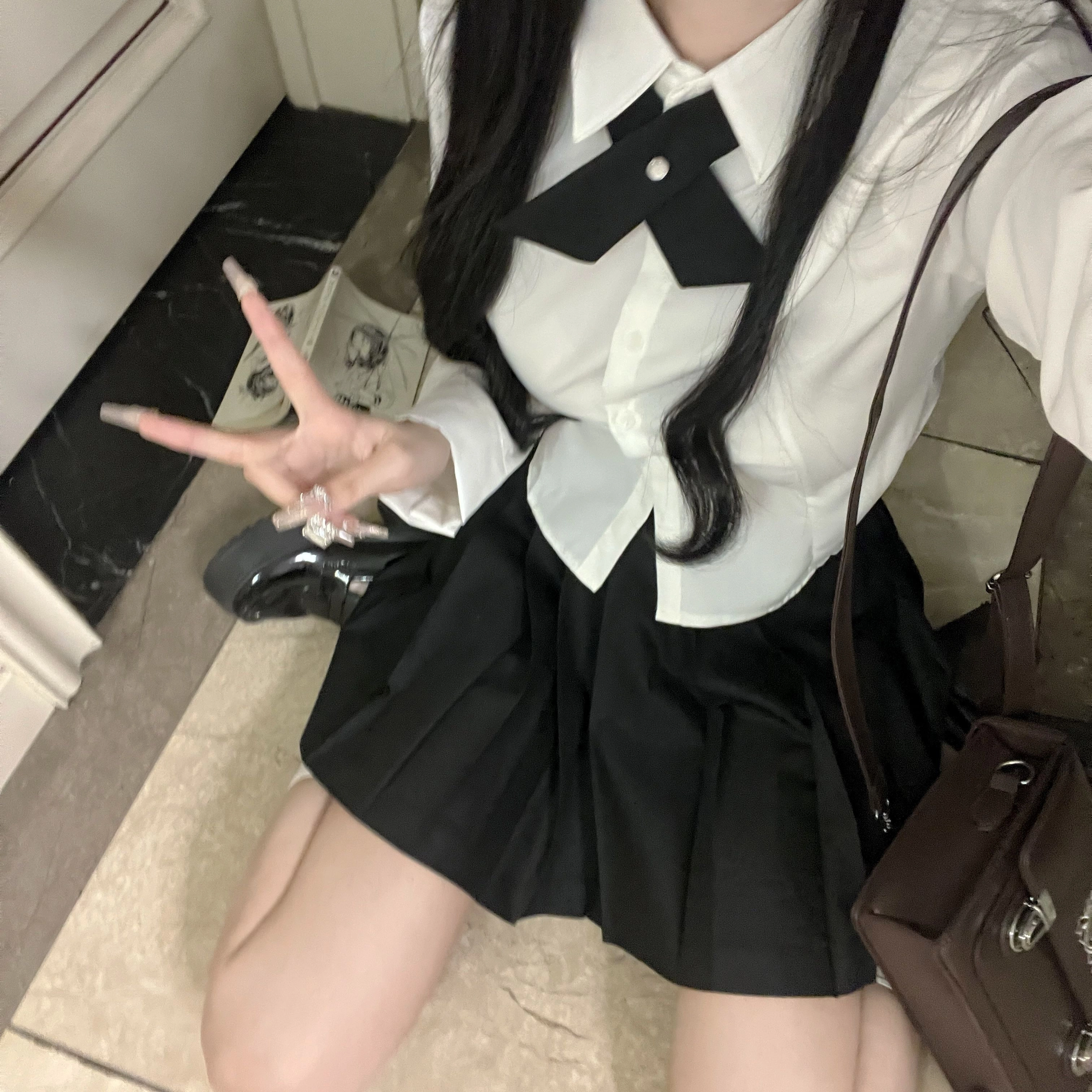 花山家的猫 纯色尖领单排扣短款长袖衬衫高腰百褶短裙制服 女款