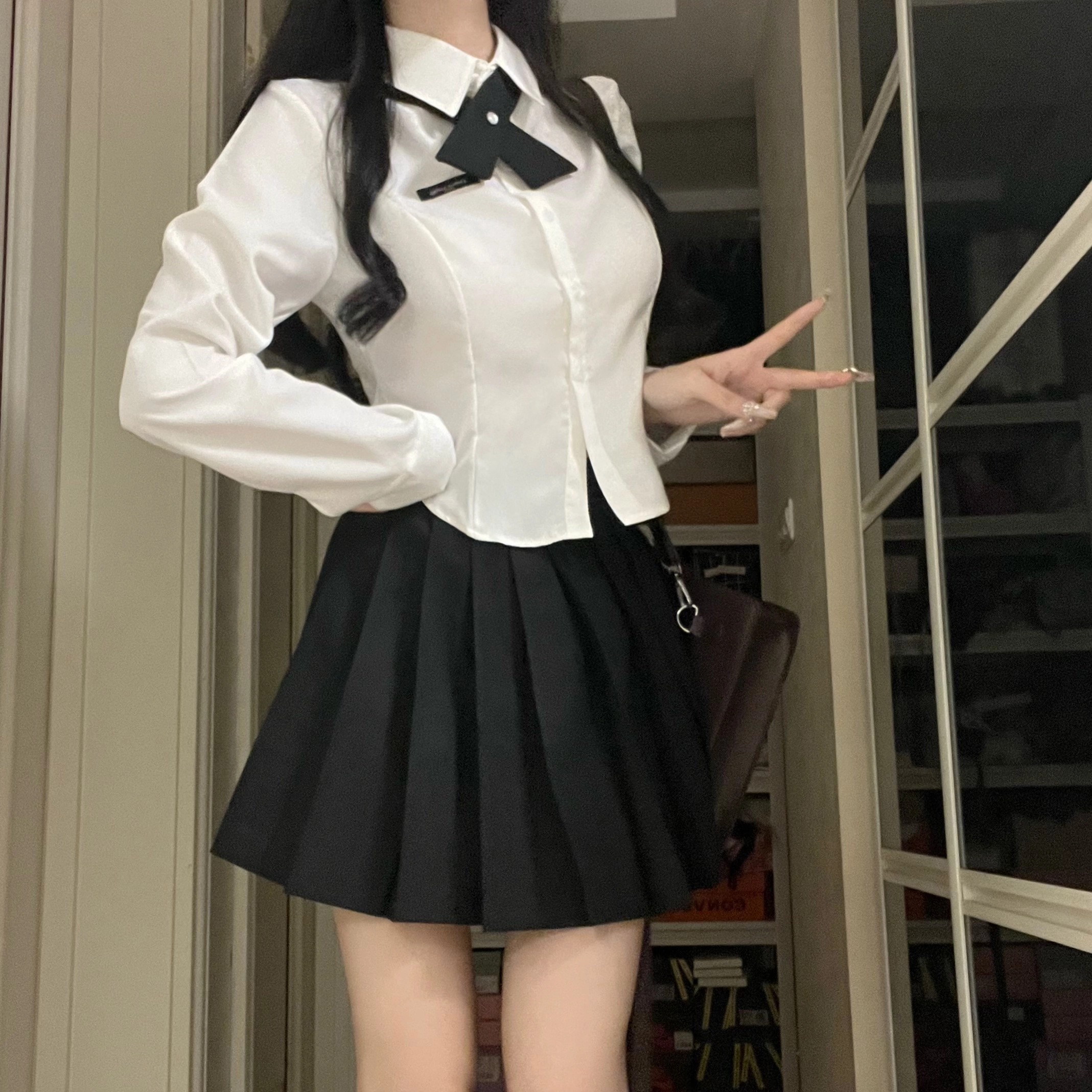 花山家的猫 纯色尖领单排扣短款长袖衬衫高腰百褶短裙制服 女款