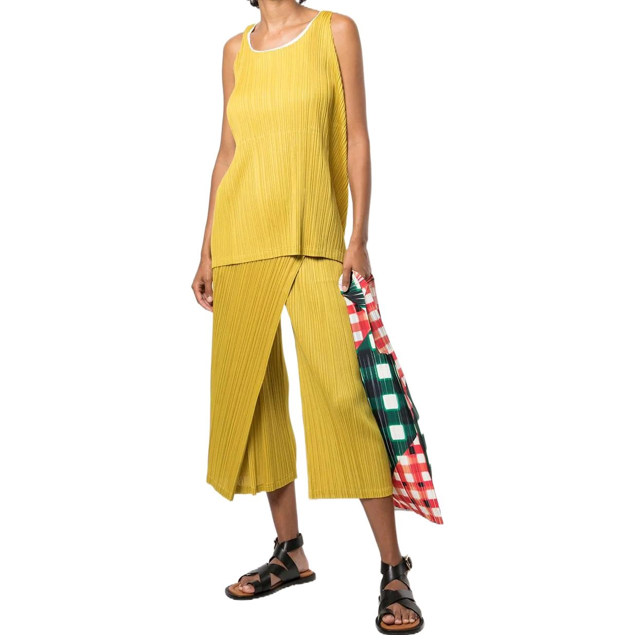 PLEATS PLEASE ISSEY MIYAKE