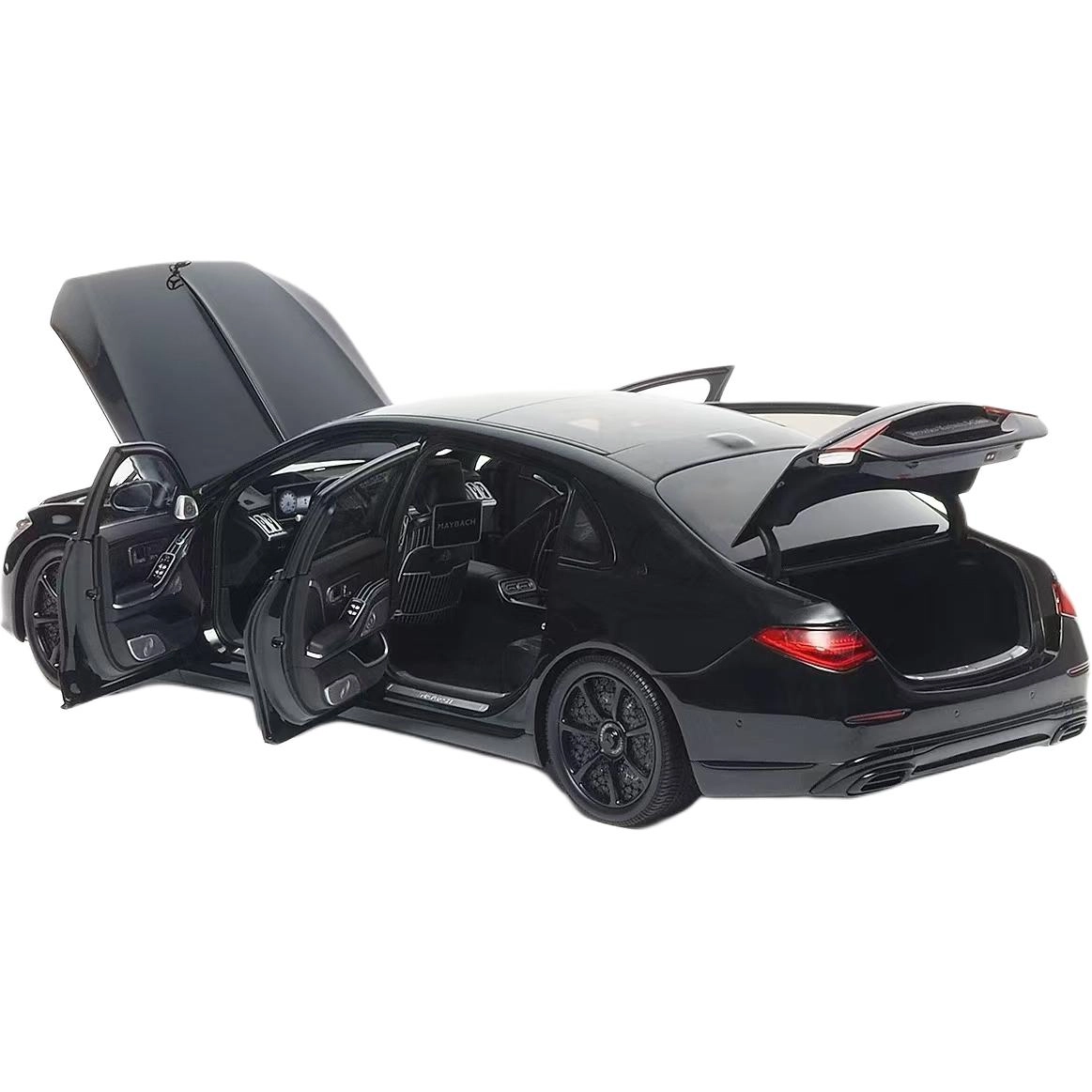 Almost Real 118 S-Clas S680 2021