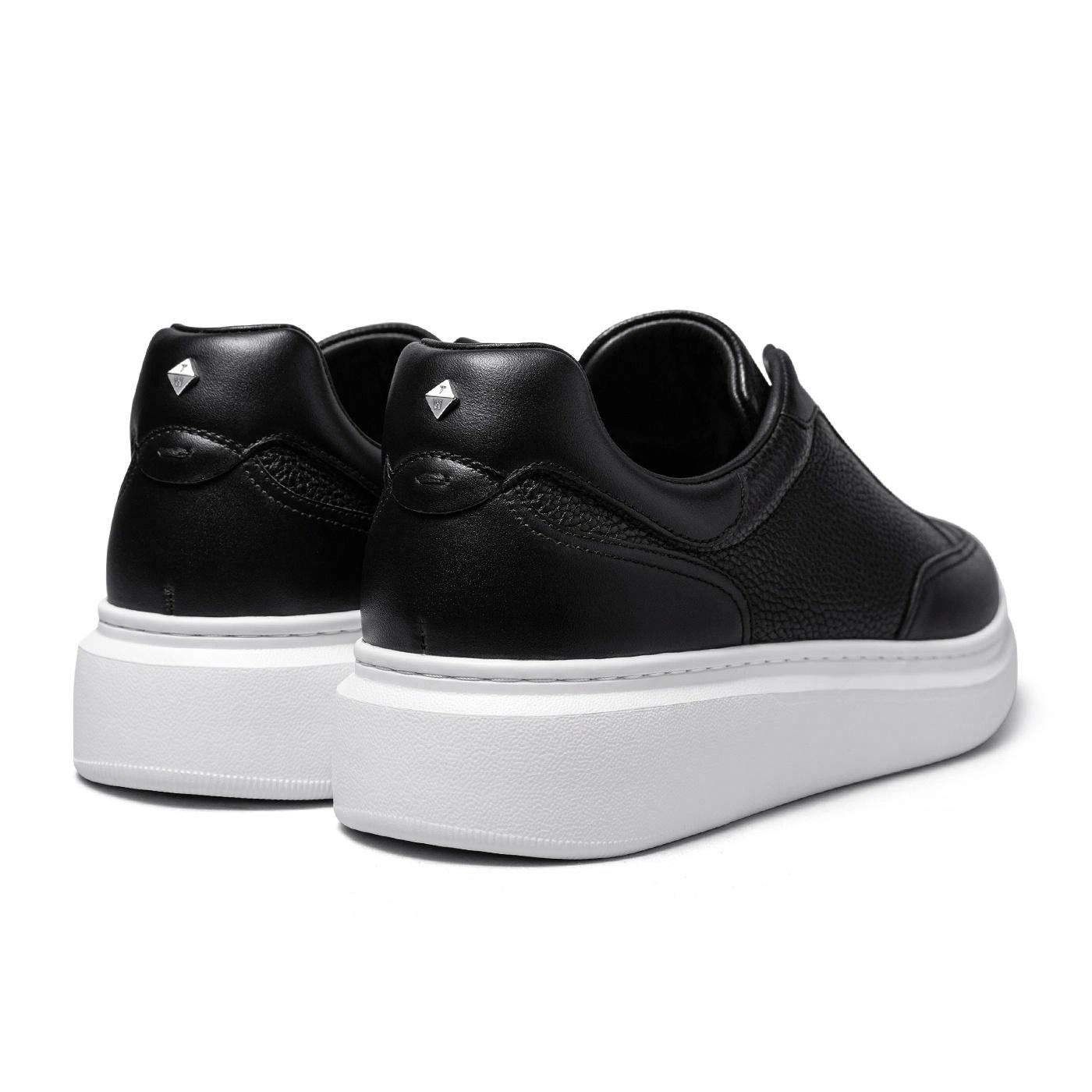 THOM WILLS trainer