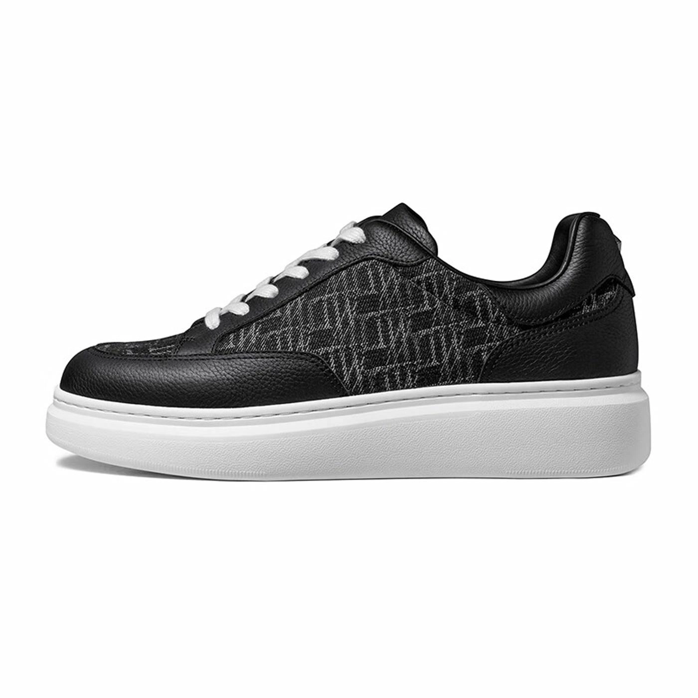 THOM WILLS trainer