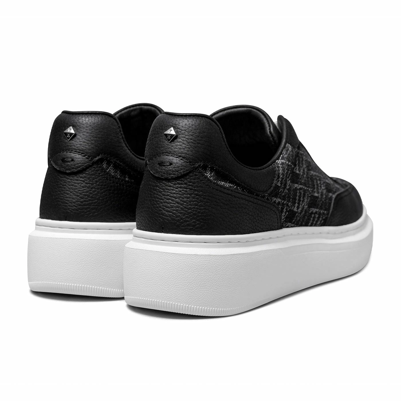 THOM WILLS trainer