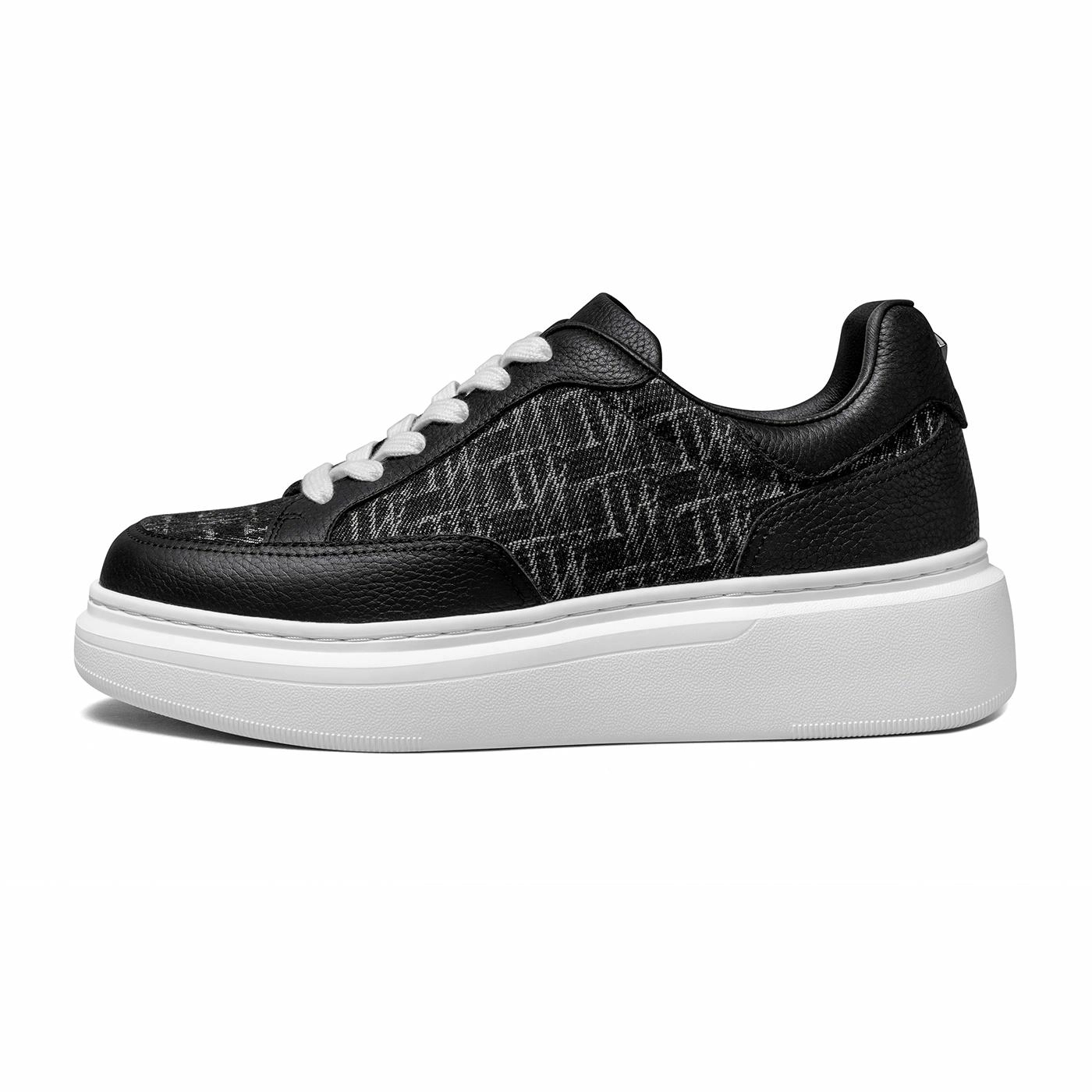THOM WILLS trainer