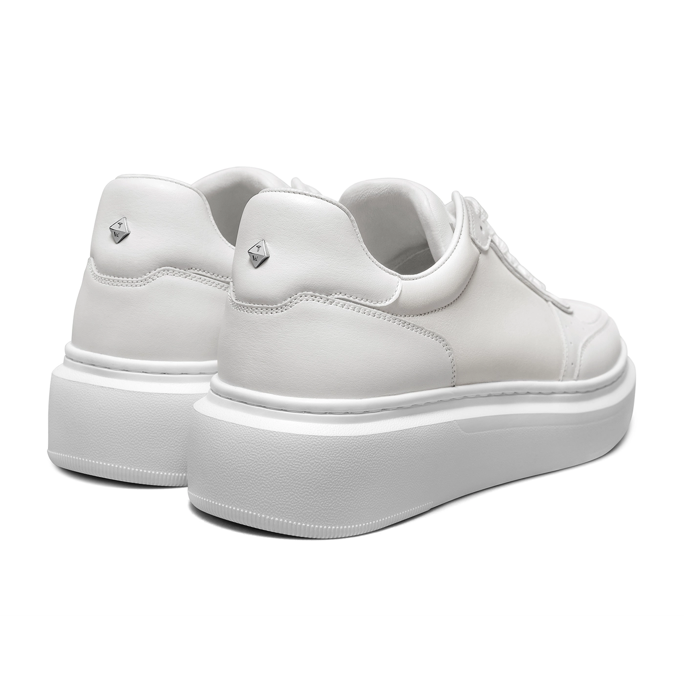 THOM WILLS trainer