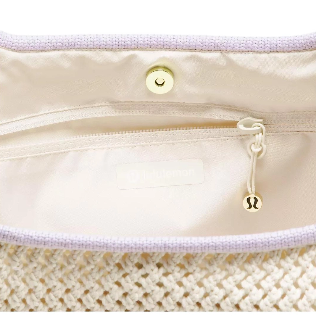 lululemon 7L Logo )