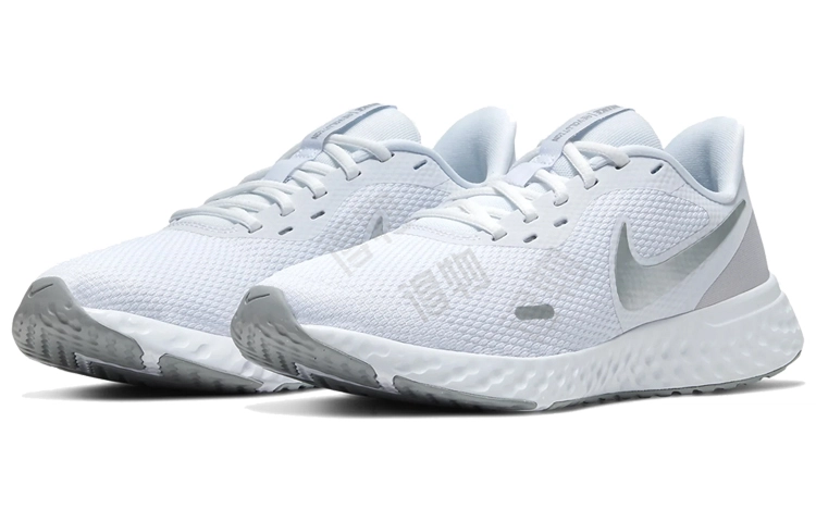 Nike REVOLUTION 5