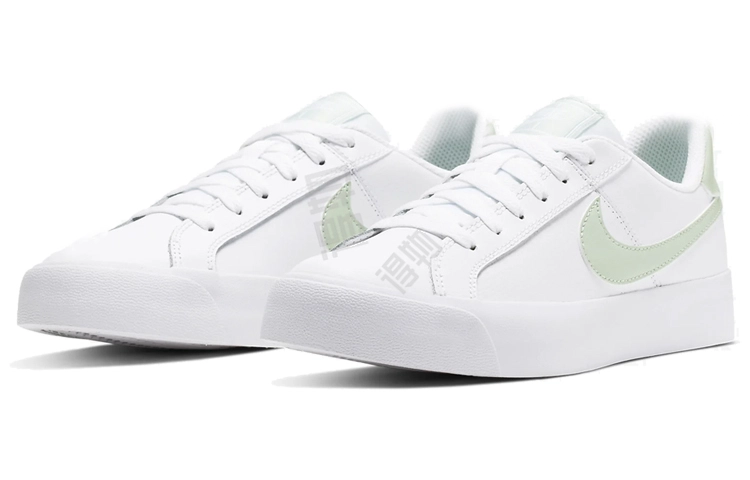 Nike Court Royale