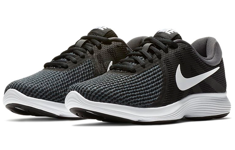 Nike REVOLUTION 4
