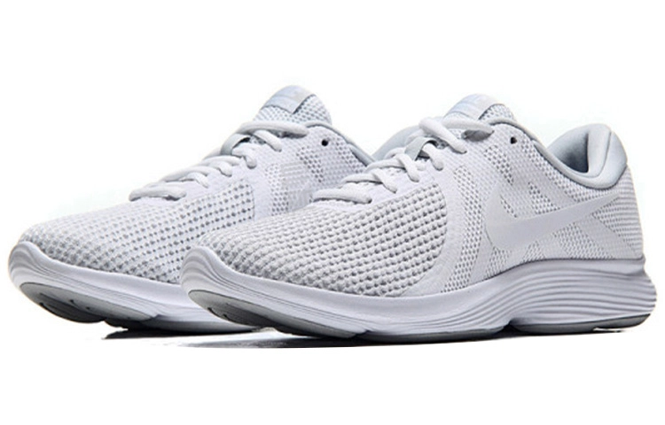 Nike REVOLUTION 4