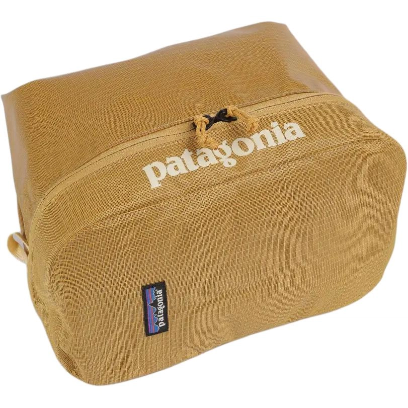 patagonia Black Hole 12L Logo