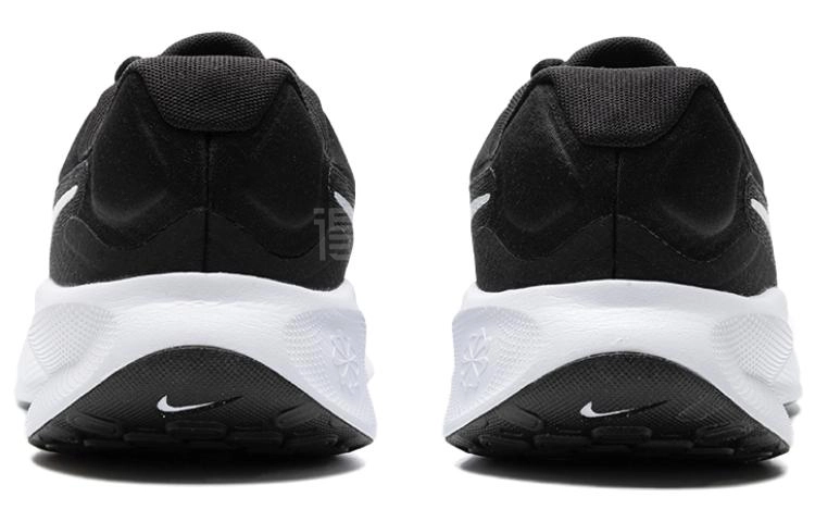 Nike REVOLUTION 7