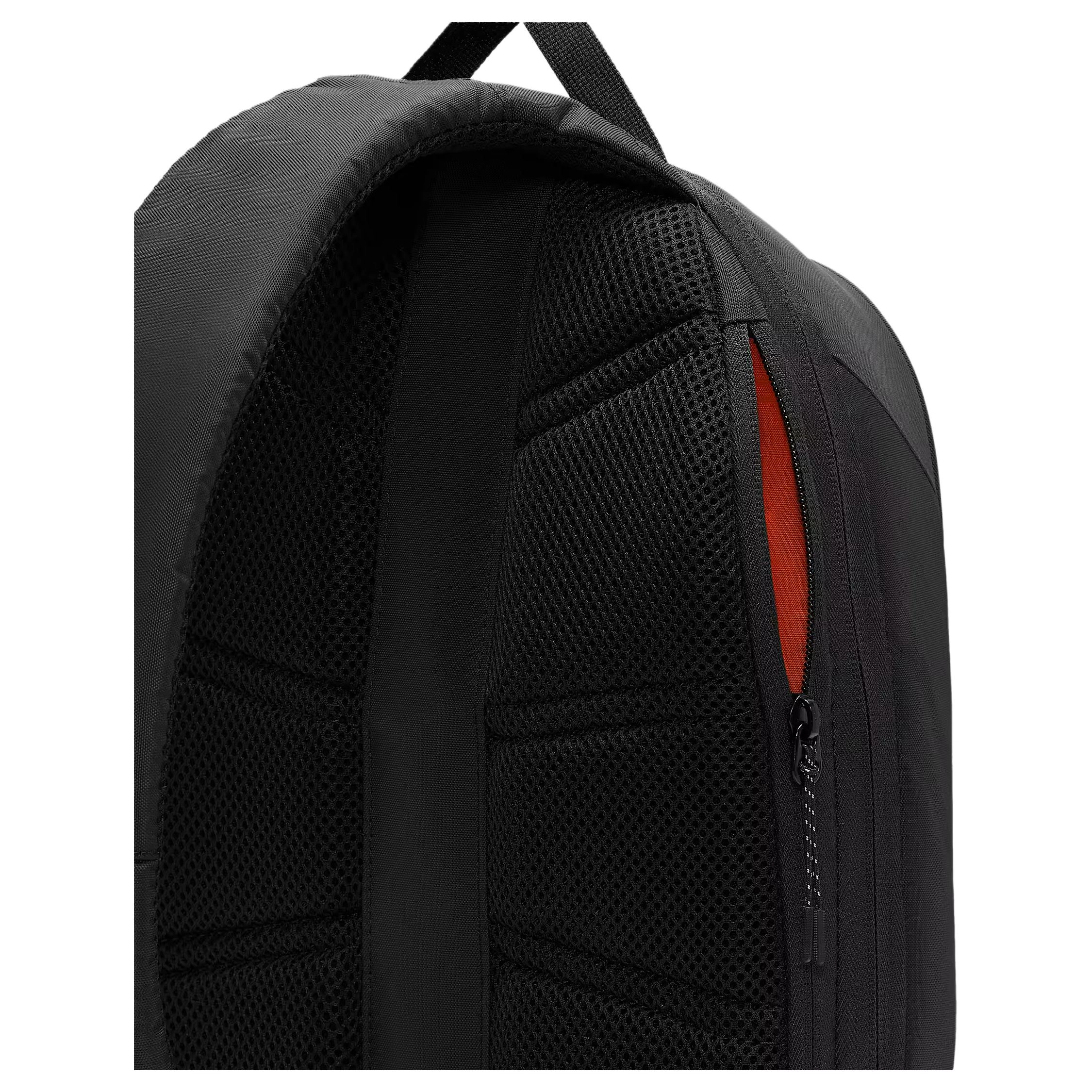 Nike Sportswear Commute