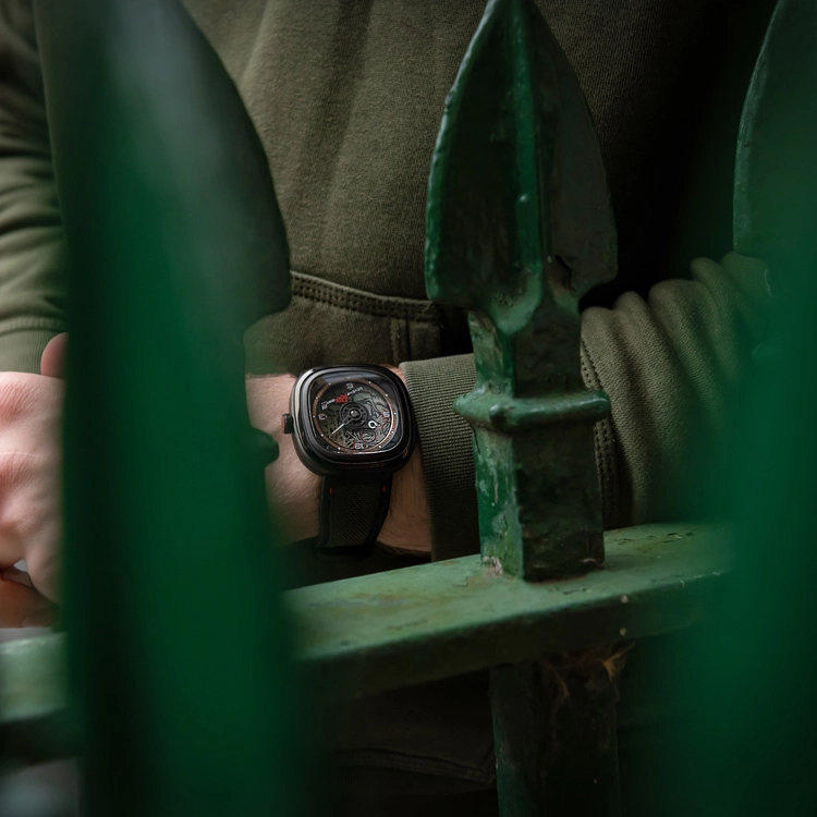 SEVENFRIDAY T 45.6mm T304