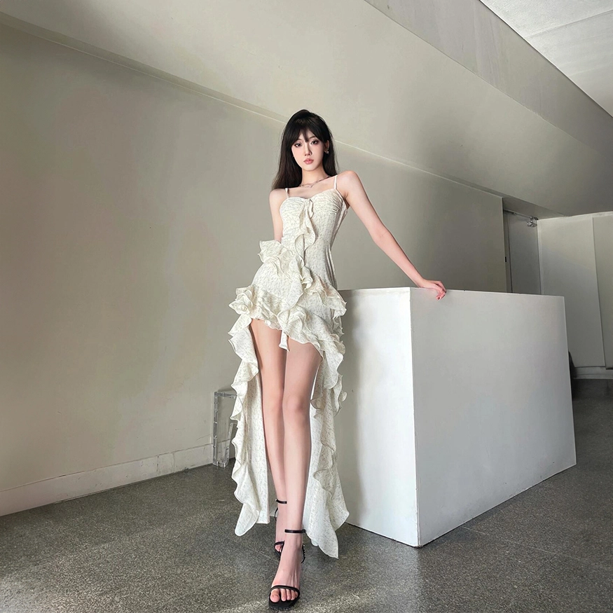 果瑱 气质优雅性感修身乖乖女聚会穿搭仙女长裙不规则层次感吊带连衣裙 女款