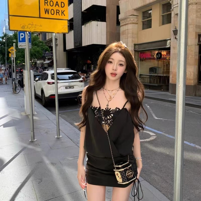 果瑱 时尚舒适性感辣妹风百搭简约性感镂空立体绣花系绳抽褶修身显瘦舒适透气气质优雅高级设计感镂空吊带连衣裙 女款