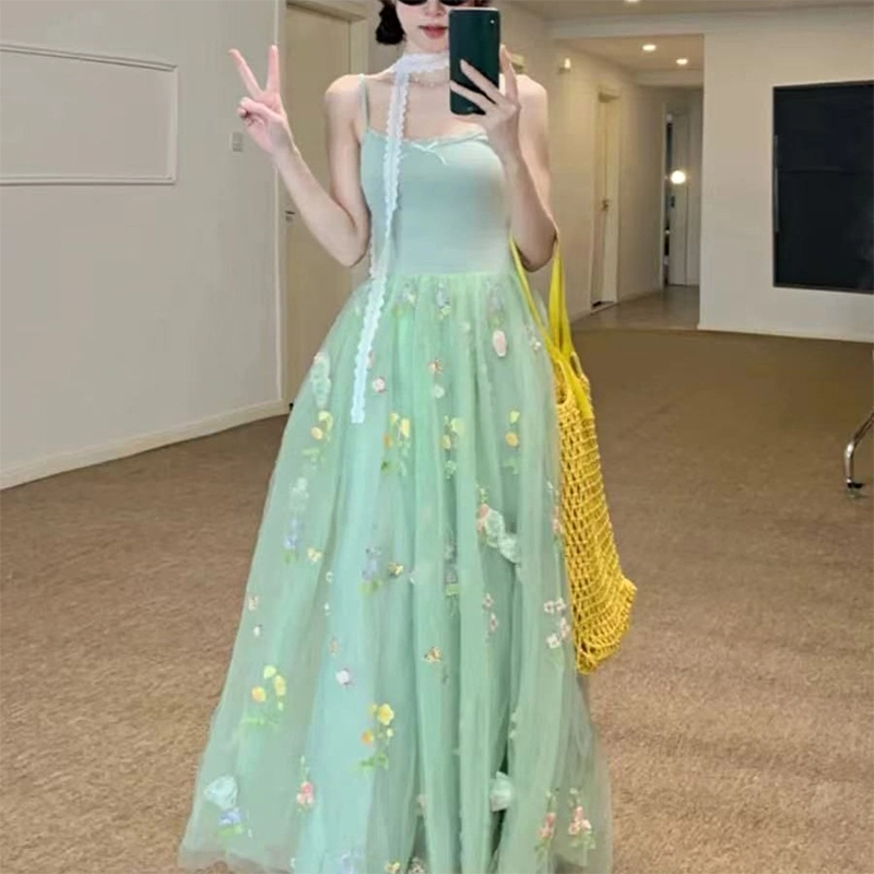 果瑱 法式高级感性感辣妹穿搭海边度假风纯欲氛围感花仙子森系小花刺绣网纱长裙吊带连衣裙 女款