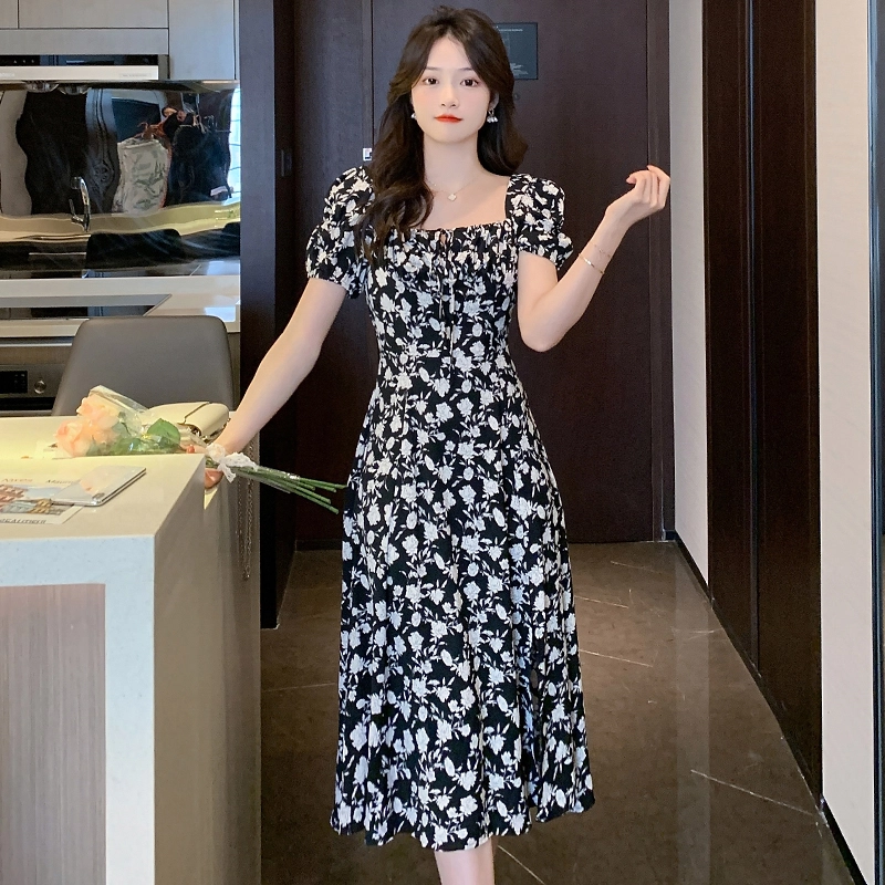 果瑱 法式高级感性感辣妹穿搭甜酷小众黑色碎花方领泡泡袖高开叉设计遮肉显瘦中长裙短袖连衣裙 女款
