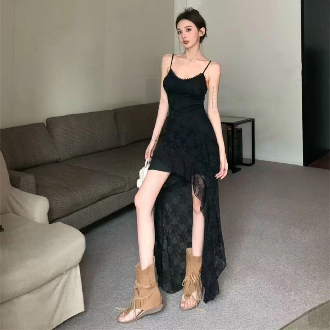 果瑱 法式高级设计感蕾丝拼接荷叶边不规则吊带连衣裙 女款 黑色
